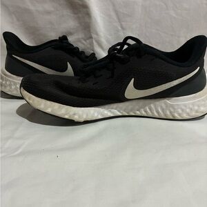 Nike Black Low-Top Athletic Sneakers with White Size Tag